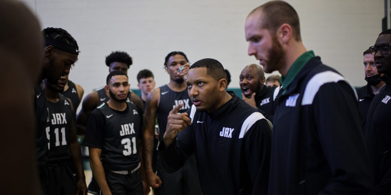 jordan mincy coaches team at timeout